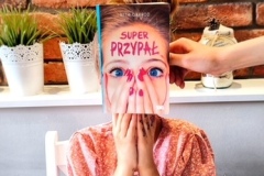 Wyniki konkursu fotograficznego „Sleeveface- ubierz się w książkę”